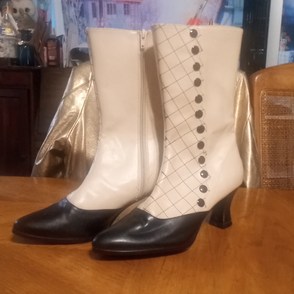 Vintage-Look High Button Boots